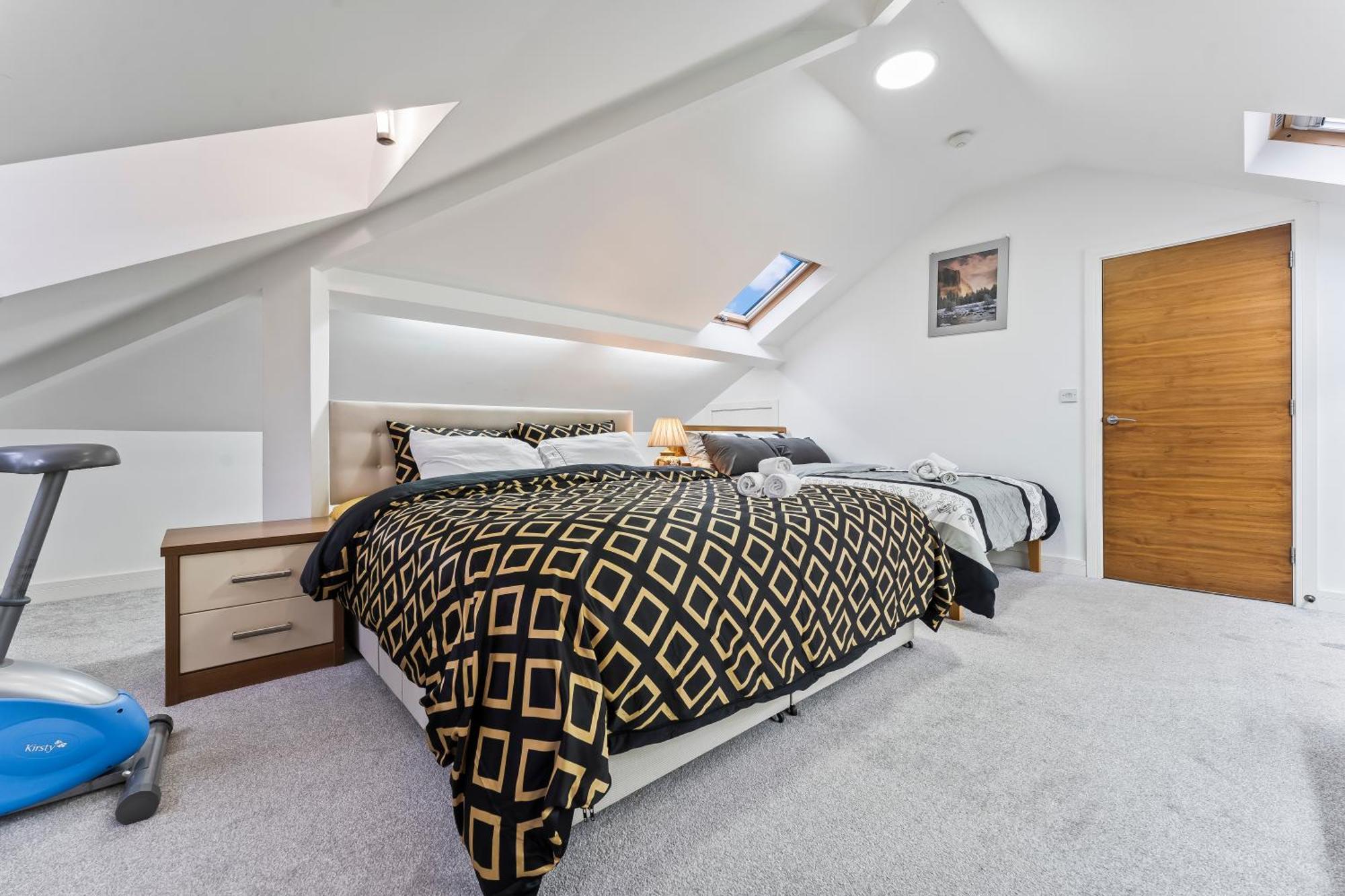 Exquisite 2-Bedroom Penthouse-Sleeps 7-Free Parking With Workstations & High-Speed Wifi Бирмингем Экстерьер фото