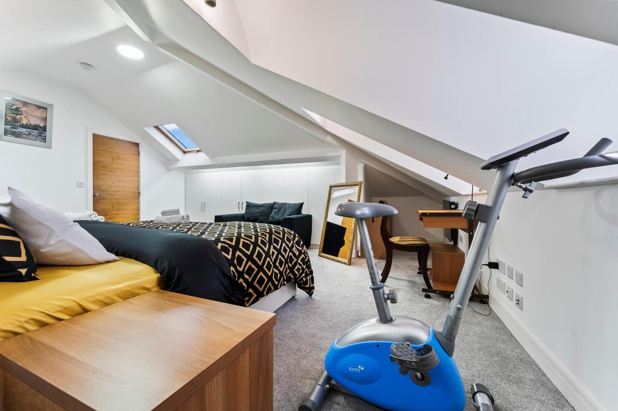 Exquisite 2-Bedroom Penthouse-Sleeps 7-Free Parking With Workstations & High-Speed Wifi Бирмингем Экстерьер фото