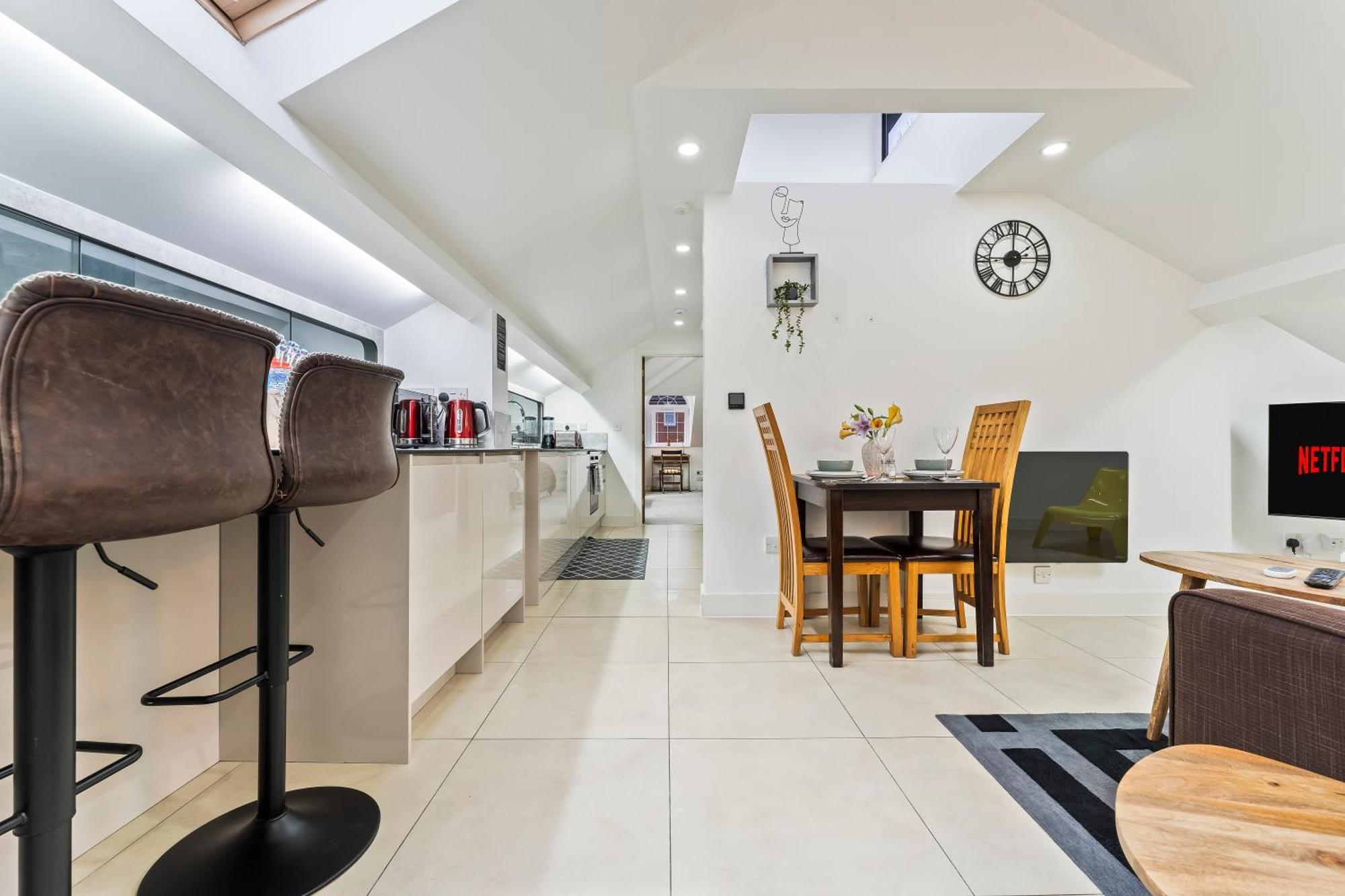 Exquisite 2-Bedroom Penthouse-Sleeps 7-Free Parking With Workstations & High-Speed Wifi Бирмингем Экстерьер фото